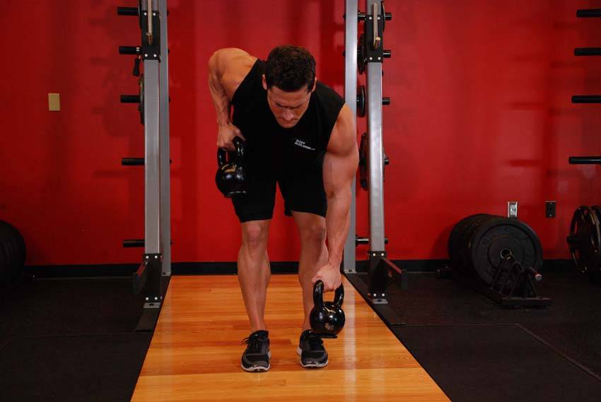Alternating Kettlebell Row, end position
