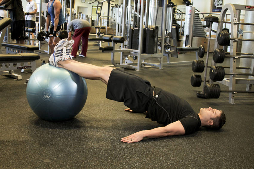 Ball Leg Curl, start position