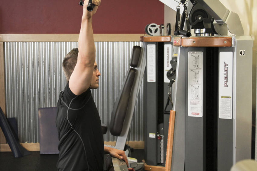 One Arm Lat Pulldown, start position